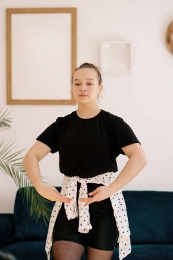 Güzel genç bayan internette bale yapıyor.