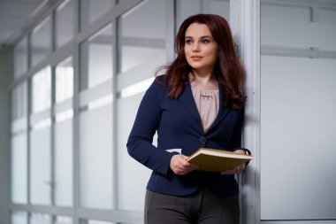 Ofisteki kendinden emin iş kadını portresi