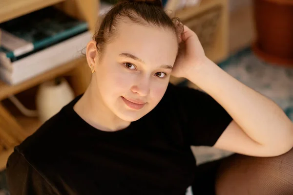 Krásná dívka teenager portrét doma — Stock fotografie