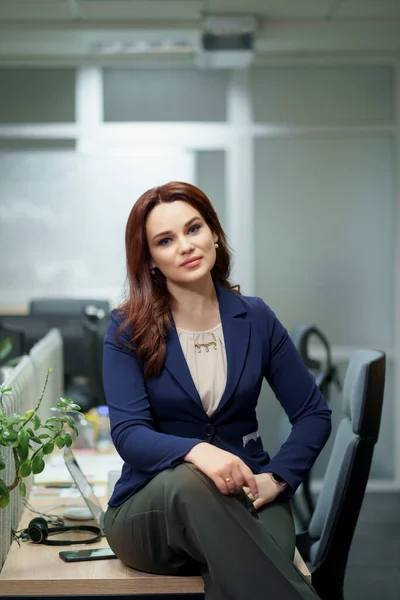 Sebevědomý portrét podnikatelky v kanceláři — Stock fotografie
