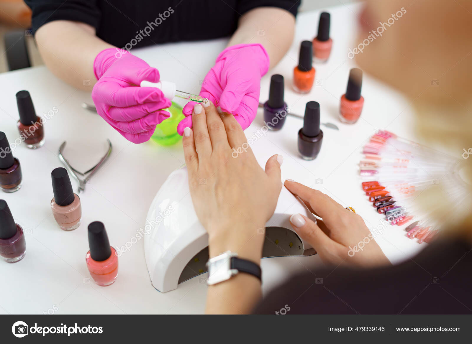 Mestre e cliente de manicure de salão de beleza manicure