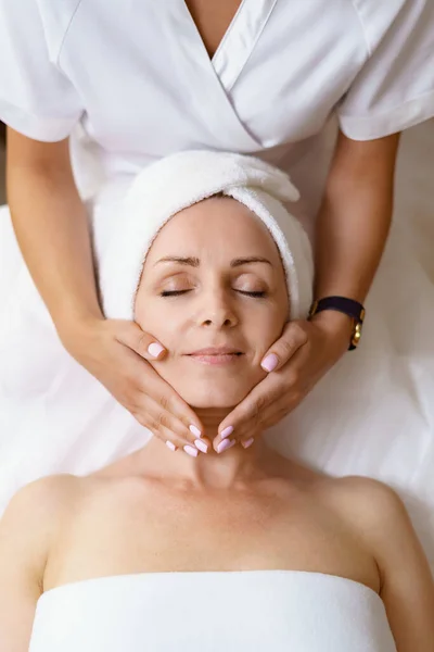 Facial massage beauty treatment. — Stock Photo, Image