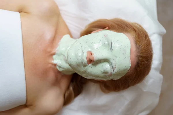 Woman relaxing with healthy mask on her skin in the beauty salon — Stock Photo, Image