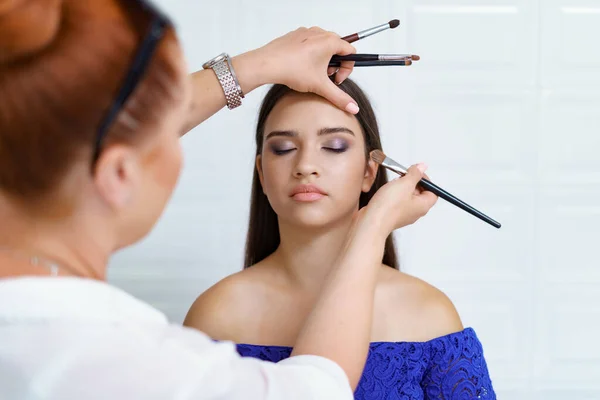 Maquiagem artista trabalho em seu salão de beleza visagem estúdio — Fotografia de Stock