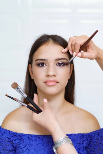 Maquillaje trabajo de artista en su salón de estudio de belleza visage —  Fotos de Stock