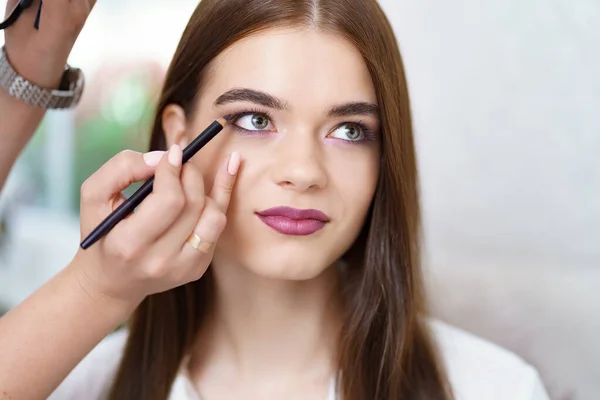 Make-up kunstenaar werk in haar schoonheid gezicht studio salon — Stockfoto