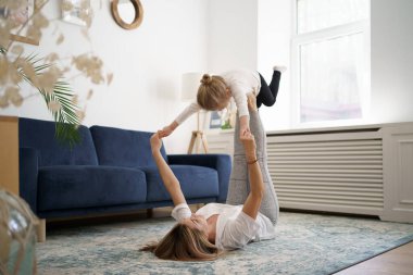 Çocuklar yoga öğretmeni kız çocuğu eğitiyor.