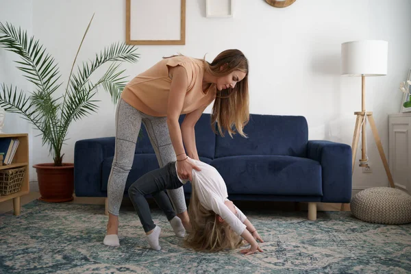 Kids yoga vrouw leraar opleiding kind meisje — Stockfoto