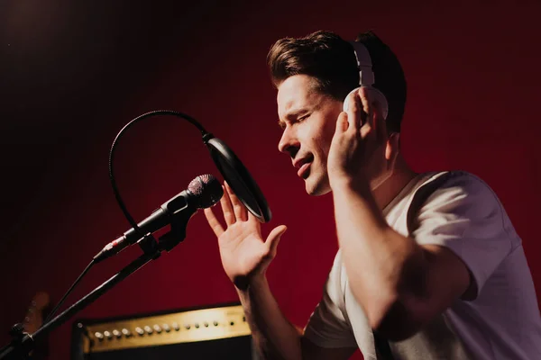 Genç adam kayıt stüdyosunda bir şarkı kaydetti. — Stok fotoğraf