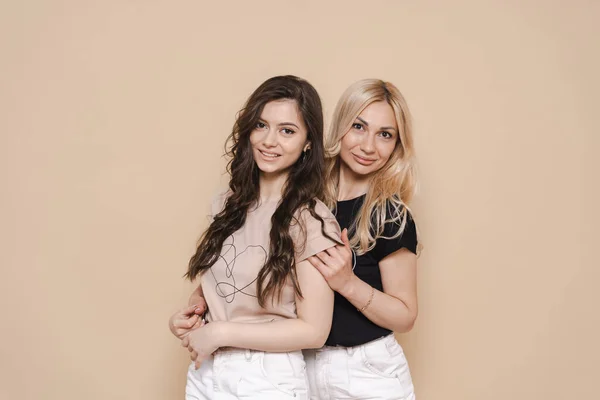 Portrait maman et fille sur fond beige — Photo