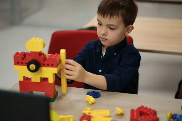 Little kid boy having fun with building and creating robot. — Stock Photo, Image