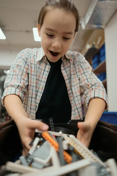 Školní chlapec baví s roboty mírumilovné, on je nadšený začít stavbu — Stock fotografie