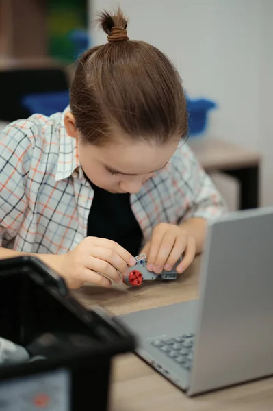 Boy construye un robot completamente funcional y lo programa con un ordenador portátil para su proyecto School Robotics Club — Foto de Stock