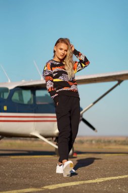 Spor kıyafetli ve güneş gözlüklü bir model.