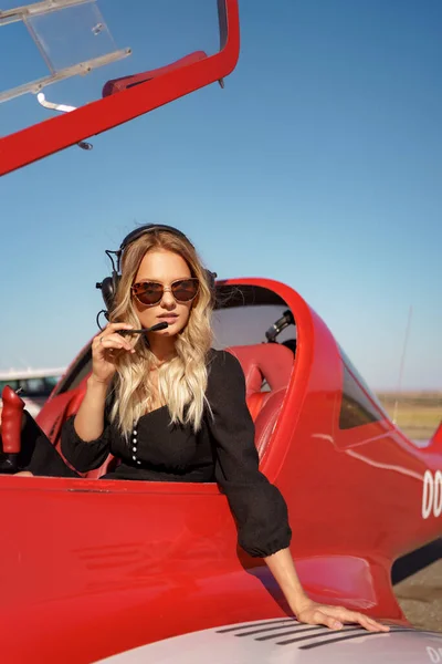 Mladá žena pilotuje letadlo — Stock fotografie