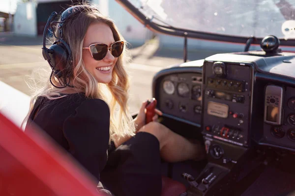 Giovane donna che guida un aereo — Foto Stock