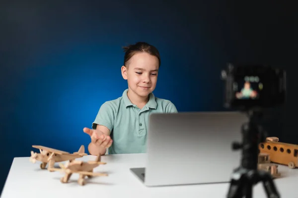 Junge Video-Blogger macht Stream mit seinen Anhängern. — Stockfoto