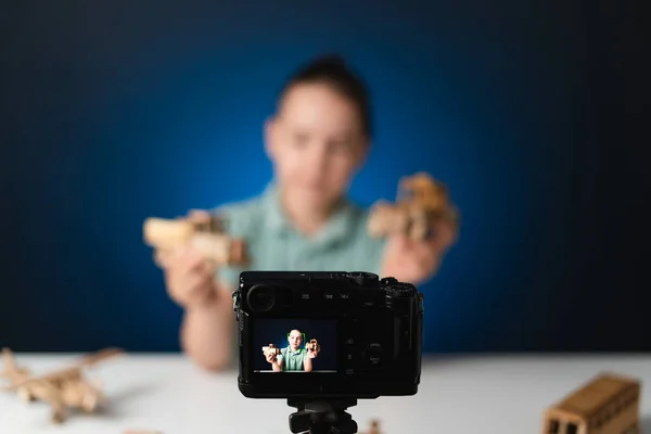 Junge Video-Blogger macht Stream mit seinen Anhängern. — Stockfoto
