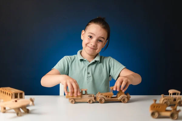 Roztomilé kavkazské dítě hrající dřevěnou hračku na stole — Stock fotografie