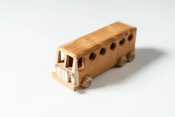 Környezetbarát fa busz játék fehér háttér a gyermekek számára — Stock Fotó