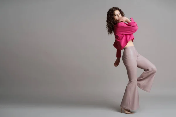 Mujer en ropa colorida sobre fondo gris estudio —  Fotos de Stock