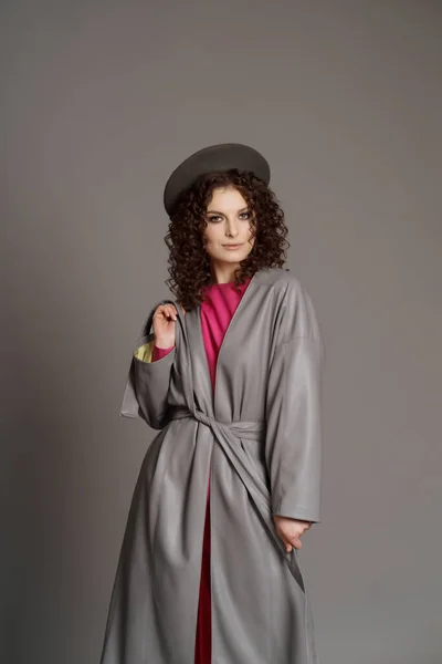 Mujer en ropa colorida sobre fondo gris estudio —  Fotos de Stock