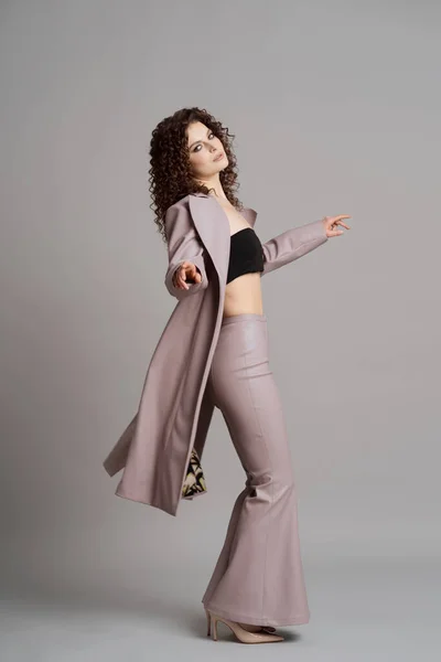 Mujer en cuero ropa elegante sobre fondo gris estudio —  Fotos de Stock