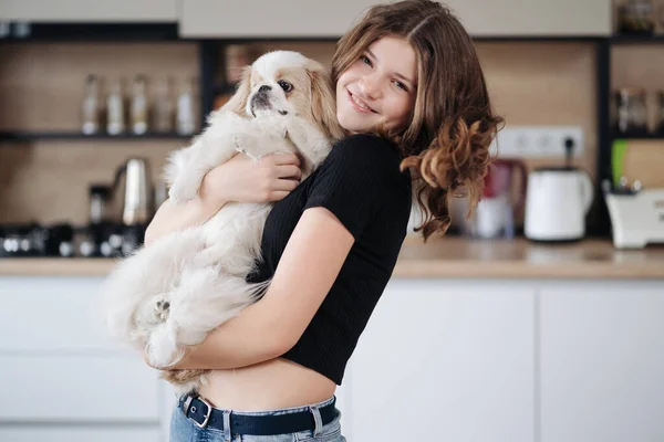 年轻女人抱着她的宠物狗 — 图库照片