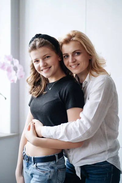 Mãe feliz e filha adolescente. — Fotografia de Stock