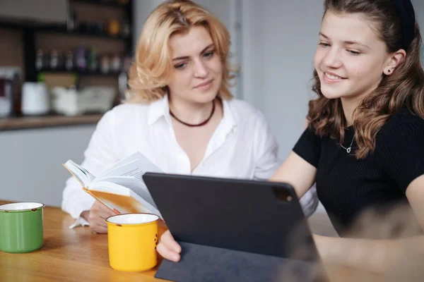 Mamá e hija discutiendo mientras usan la tableta — Foto de Stock