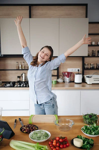 Chica alegre bailando mientras cocina cogida de la mano — Foto de Stock