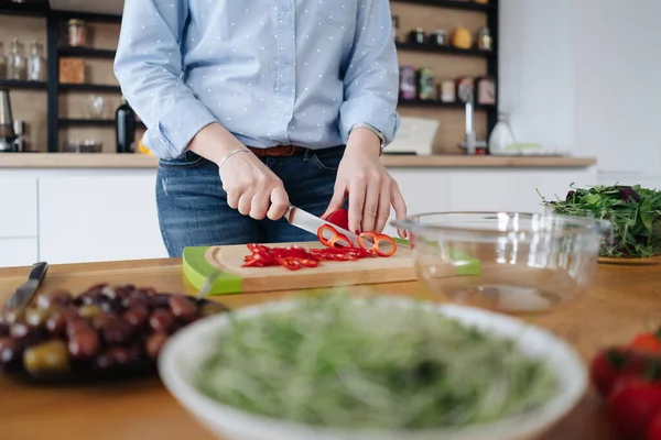 Mujer manos cocinar una ensalada — Foto de Stock