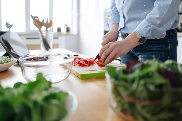 Mujer manos cocinar una ensalada — Foto de Stock