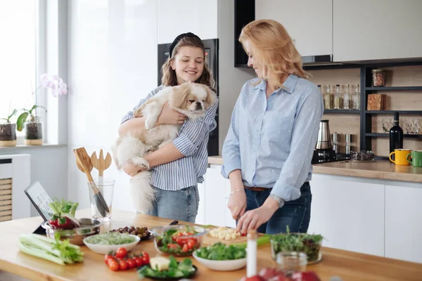Preciosa familia con perro pasar tiempo en la cocina — Foto de Stock