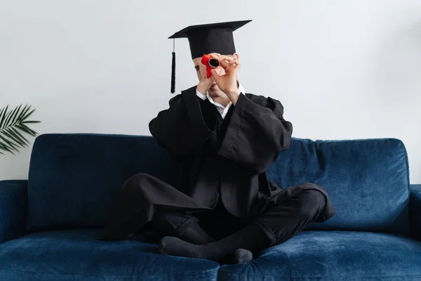 Beyaz tenli genç adam bekarlık diplomasını aldığı için çok heyecanlı. — Stok fotoğraf