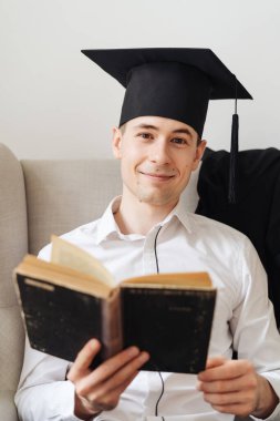 Beyaz tenli genç adam bekarlık diplomasını aldığı için çok heyecanlı.