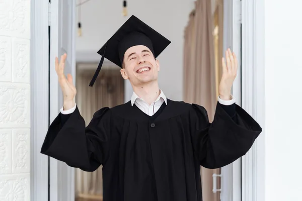 Caucasien jeune homme se sentant très excité de recevoir son baccalauréat degré — Photo