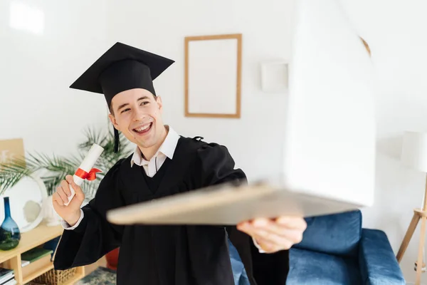 Beyaz tenli genç adam bekarlık diplomasını aldığı için çok heyecanlı. — Stok fotoğraf