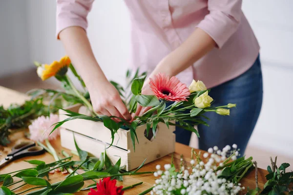 Hermosa floristería organizando una composición de flores —  Fotos de Stock