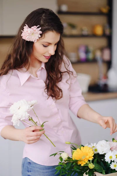 Hermosa floristería organizando una composición de flores — Foto de Stock