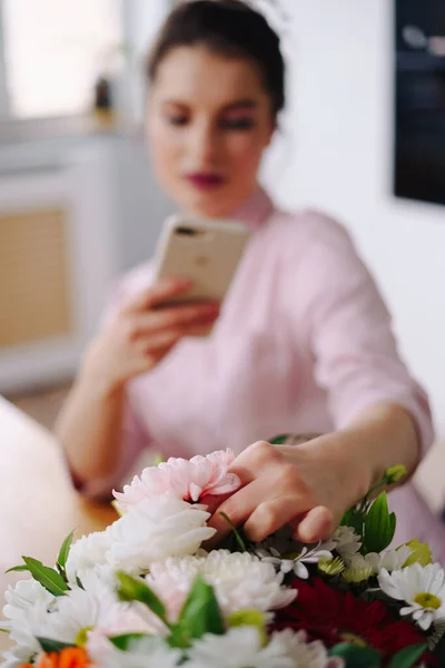 Mulher tirando foto composição da flor no smartphone — Fotografia de Stock