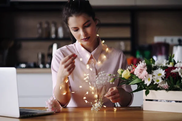 Női virágárus gondolni, hogyan kell díszíteni a virágok LED-es fények — Stock Fotó
