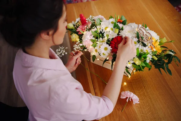 Mooie bloemist het regelen van een bloemsamenstelling — Stockfoto