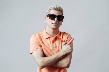 Adam arka planı işaret ediyor.