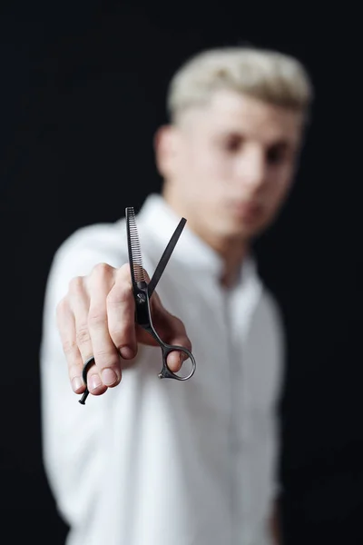 Potret penata gaya laki-laki dengan aksesoris penata rambut — Stok Foto