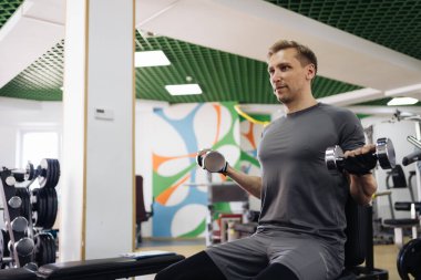 Genç adam spor salonundaki antrenmanı sırasında