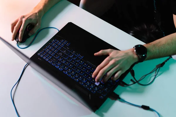 Trabajando en el portátil. Hombre manos trabajando en la computadora. —  Fotos de Stock