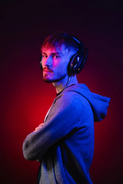 Retrato de homem com fones de ouvido em luzes de néon — Fotografia de Stock