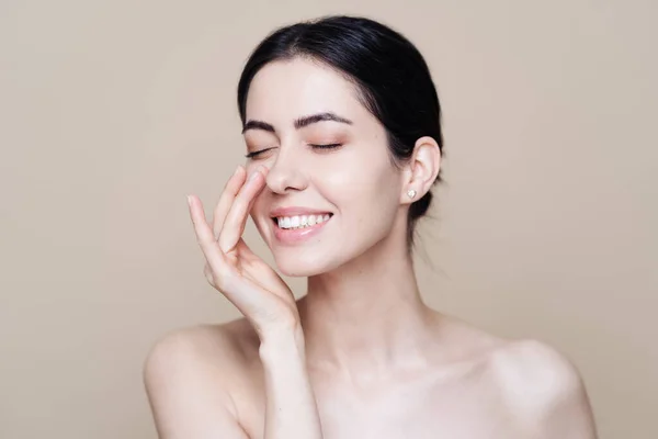 Retrato de beleza do rosto da mulher com pele natural — Fotografia de Stock