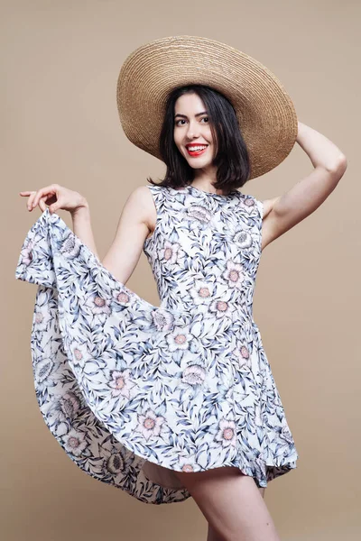 Hermosa mujer morena de vacaciones con sombrero de verano y vestido —  Fotos de Stock